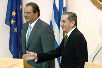 Κοινή πολιτική χαράσσουν Καραμανλής και Παπαδόπουλος από τη Λευκωσία