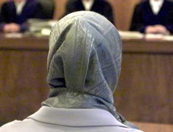 Και η Βαυαρία απαγορεύει την ισλαμική μαντήλα στα σχολεία