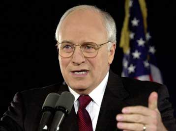 Χαμογελαστός βγήκε από το νοσοκομείο ο αντιπρόεδρος των ΗΠΑ Ντικ Τσένι