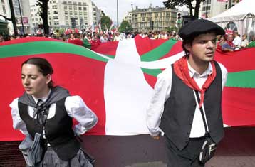 Τώρα είναι η ώρα της ειρήνης, λέει η εκτός νόμου πολιτική πτέρυγα της βασκικής ΕΤΑ