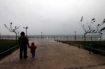 Κύμα κακοκαιρίας με θυελλώδεις ανέμους πλήττει όλη τη χώρα