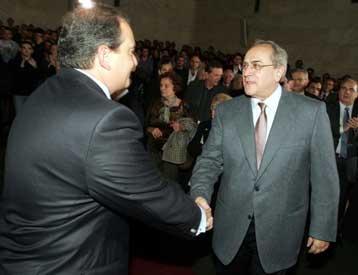 Κοινή εμφάνιση Κωνσταντόπουλου – Καραμανλή σε εκδήλωση της ΟΝΝΕΔ για το Πολυτεχνείο