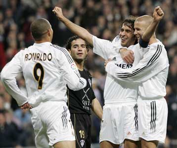 «Ξεσπάθωσε» η… βασίλισσα, «σκόνταψαν» οι… μπλαουγκράνα