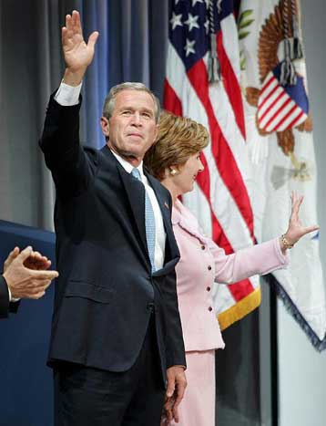 Δεύτερη θητεία στο Λευκό Οίκο εξασφάλισε με θριαμβευτικό τρόπο ο Μπους