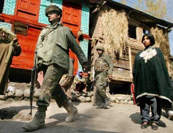 Για αποχώρηση των 40.000 Ινδών στρατιωτών από το Κασμίρ κάνει λόγο ο ινδικός Τύπος