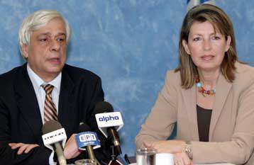 Αδειες ανατροφής των παιδιών για τους δημοσίους υπαλλήλους μελετά το ΥΠΕΣ