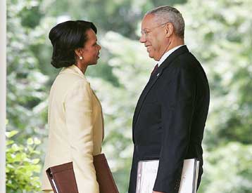 Ο Πάουελ νικήθηκε από τα «γεράκια», εκτιμούν Αμερικανοί αναλυτές και ευρωπαϊκός Τύπος