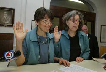 Ομαλή η ανάπτυξη των παιδιών που ανατρέφονται από ομοφυλόφιλες γυναίκες