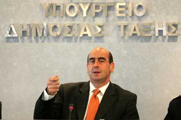 Αναδιάρθωση στις υπηρεσίες της Ελληνικής Αστυνομίας ανακοίνωσε ο Γ.Βουλγαράκης