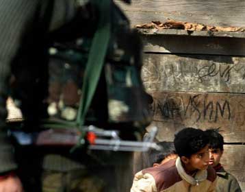 Ταραχές και πυροβολισμοί στο Κασμίρ λίγο πριν από την επίσκεψη του Ινδού πρωθυπουργού