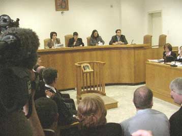 Καμία αλλαγή στις ώρες λειτουργίας των δικαστηρίων, διαβεβαιώνει η κυβέρνηση