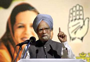 Επίσκεψη Σινγκ στο διαφιλονικούμενο Κασμίρ ανήμερα της απόσυρσης ινδικών δυνάμεων