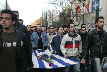 Με μικρής έκτασης επεισόδια ολοκληρώθηκε η πορεία για την επέτειο του Πολυτεχνείου