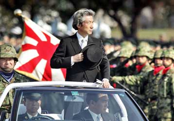 Αλλαγές στο Σύνταγμα της Ιαπωνίας μελετά η κυβέρνηση του Γιουνιχίρο Κοϊζούμι