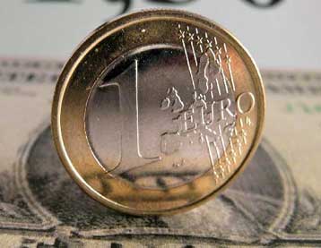 Σε νέο ιστορικό υψηλό σκαρφαλώνει το ευρώ, απουσία παρέμβασης