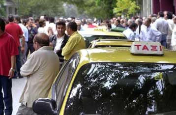 Διαψεύδουν κυβέρνηση και ΣΑΤΑ τα περί κατάργησης των ταμειακών μηχανών στα ταξί