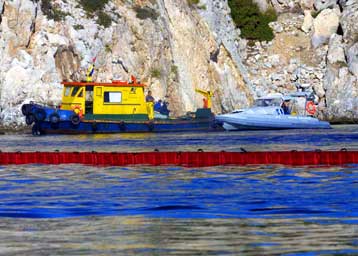 Ναυάγησε φορτηγό πλοίο κοντά στο Αγκίστρι – Νεκρός ένας ναυτικός