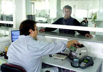 Τρία δισ. ευρώ περισσότεροι φόροι το 2005