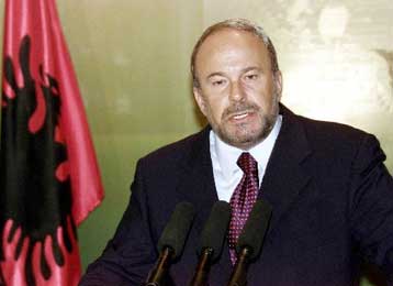 Απειλείται με καταψήφιση η κυβέρνηση Νάνο εάν δεν προχωρήσει σε ανασχηματισμό