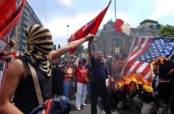 Σε πεδίο μάχης μετατράπηκαν οι δρόμοι της Χιλής εν όψει της Συνόδου του APEC