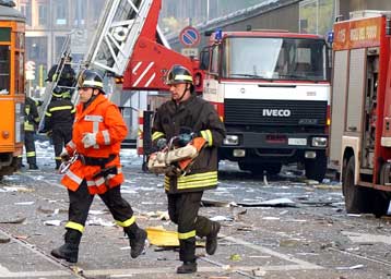 Επτά νεκροί και τρεις αγνοούμενοι από κατάρρευση κτιρίου στη νότια Ιταλία