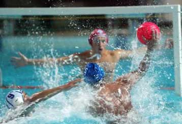 Η Βουλιαγμένη κέρδισε το ντέρμπι του πόλο, 9-7 τον Ολυμπιακό