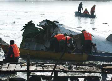 «Βουτιά» θανάτου σε παγωμένη λίμνη για τους 53 επιβάτες αεροσκάφους στην Κίνα