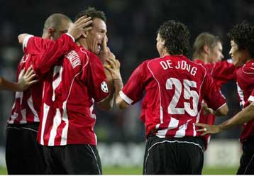 Στην κορυφή η Αϊντχόφεν με νέα νίκη, 2-0 την Φίτεσε, επεισόδια στο γήπεδο