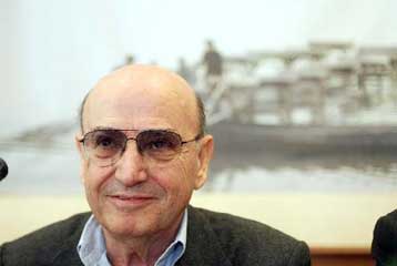 Αλλαγές στο σενάριο της τριλογίας του ετοιμάζει ο Θόδωρος Αγγελόπουλος