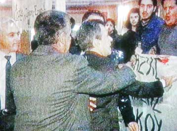 Επίθεση με αυγά και μπογιές κατά του Σπύρου Ταλιαδούρου από φοιτητές στην Κρήτη