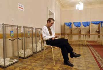 Μάχη στήθος με στήθος Γιανούκοβιτς – Γιουστσένκο για την προεδρία της Ουκρανίας