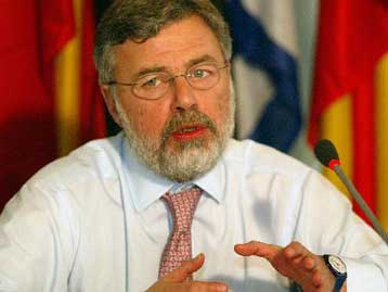 Αποδοκιμάζει τις δηλώσεις Δημητρακόπουλου για την απογραφή η κυβέρνηση