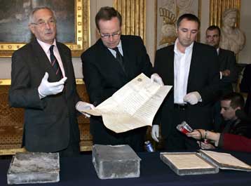 Έγγραφα ηλικίας δύο αιώνων έκρυβε στο εσωτερικό του το άγαλμα του Ερρίκου του 4ου