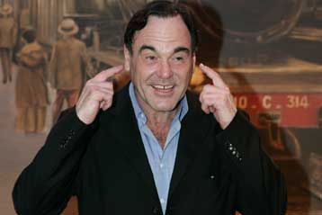 Έλληνες δικηγόροι απειλούν με μήνυση τον Όλιβερ Στόουν