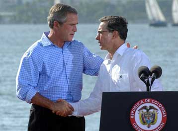 Στο πλευρό της Κολομβίας ο Μπους για την αντιμετώπιση των βαρόνων της κοκαϊνης