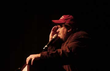 Πρώτος στη λίστα των «κρύων» του Χόλιγουντ ο Μάικλ Μουρ