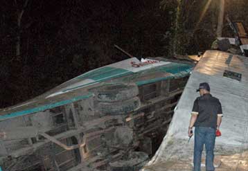 Τουλάχιστον 16 νεκροί από σύγκρουση λεωφορείου με φορτηγό στην Ιάβα της Ινδονησίας