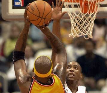 Με 94-80 επικράτησαν οι Σπερς των Μάβερικς μέσα στο Σαν Αντόνιο