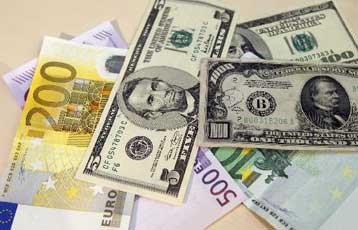 Έσπασε το «φράγμα» (και) των 1,32 δολαρίων το ευρώ