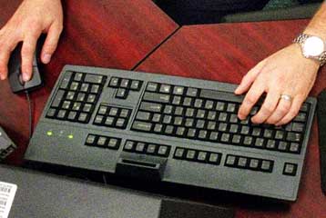 Και τα δωμάτια συζήτησης στο Διαδίκτυο σκοπεύει να παρακολουθεί η CIA