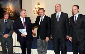 Υποσχέσεις και αισιοδοξία Αβραμόπουλου στην ετήσια συνέλευση των ξενοδόχων της Αττικής