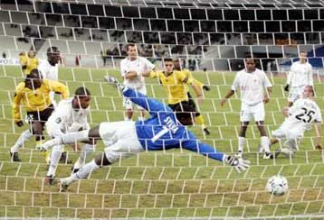 Η Λιλ «πάγωσε» το ΟΑΚΑ, 2-1 την ΑΕΚ που πλήρωσε τα αμυντικά κενά της