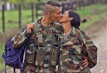 «Αποχαιρετισμός στα όπλα» για 450 παραστρατιωτικούς αντάρτες στην Κολομβία