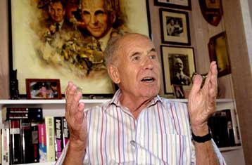 «Έφυγε» ο Αρθουρ Χέιλι, ένας από τους εμπορικότερους συγγραφείς της Βρετανίας