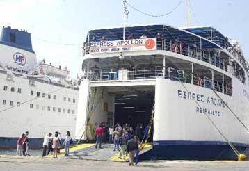 Δεκατρία πλοία λιγότερα στην υπηρεσία των κατοίκων του Αιγαίου