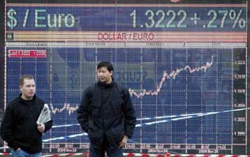 Συνεχίζεται και την Παρασκευή η «πτήση» του ευρώ έναντι του δολαρίου