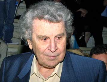 Συναινετική και αριστερή λύση για τον Πρόεδρο προτείνει ο Μίκης Θεοδωράκης