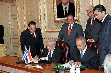 Διμερείς συμφωνίες υπέγραψε στο Κάιρο ο Κώστας Καραμανλής