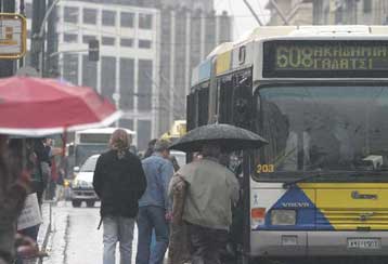 Σύλληψη Κύπριων φοιτητών για τις επιθέσεις με αεροβόλο κατά αστικών λεωφορείων