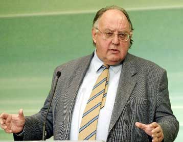 Σκληρή κριτική Πάγκαλου σε Καραμανλή, Σπηλιωτόπουλο, Αλογοσκούφη